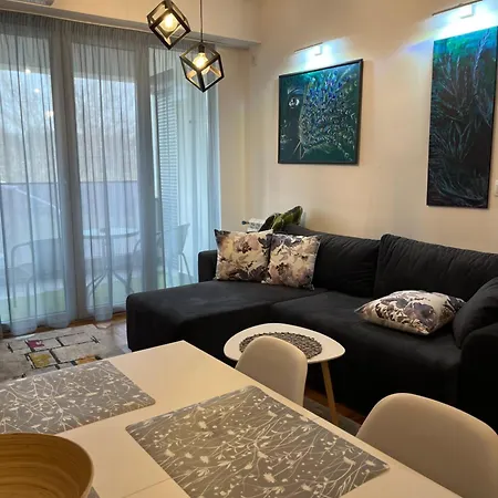 Modern Nearby Downtown & Peaceful Forest Park 아파트