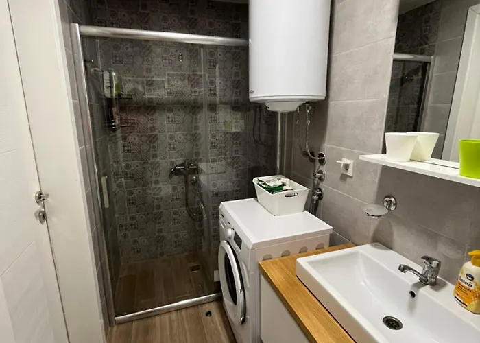 Modern Nearby Downtown & Peaceful Forest Park Apartament