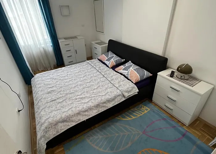 Modern Nearby Downtown & Peaceful Forest Park