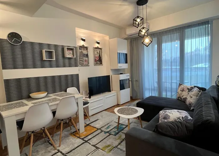 Modern Nearby Downtown & Peaceful Forest Park *