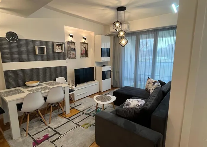 Modern Nearby Downtown & Peaceful Forest Park Apartament