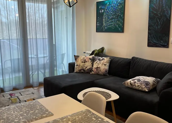 Modern Nearby Downtown & Peaceful Forest Park Apartament